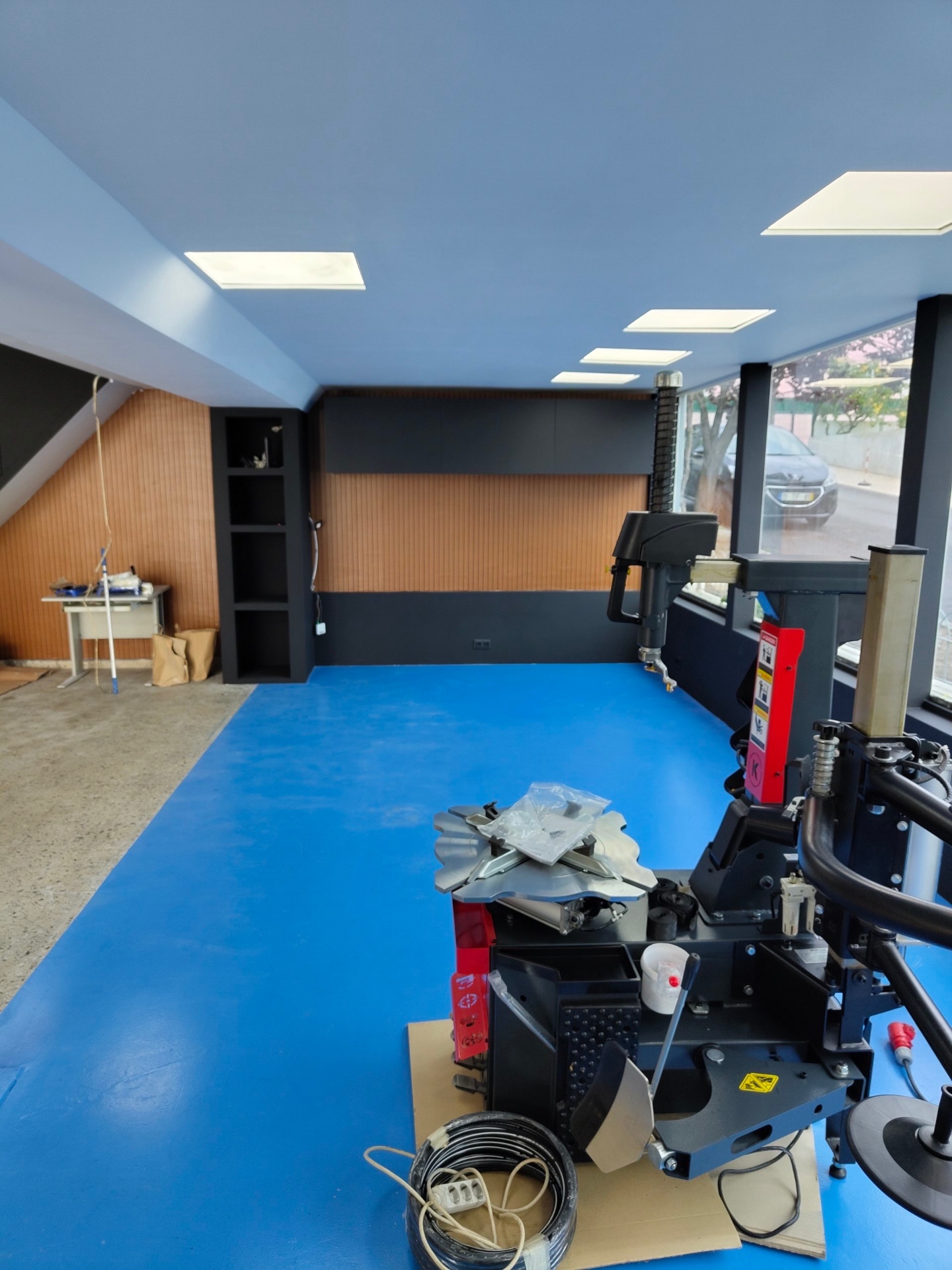 Pavimento epóxi concluído e zona de equipamentos