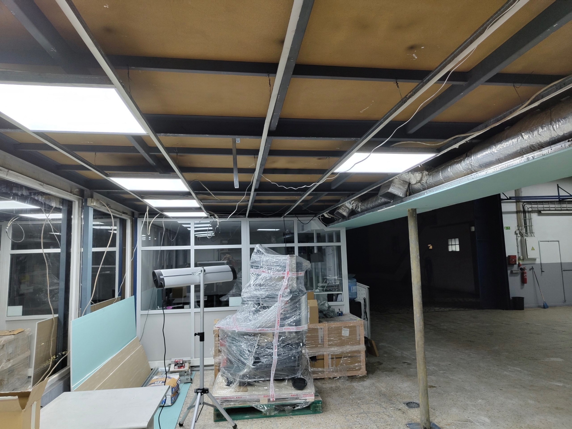 Remoção de tetos e preparação da estrutura